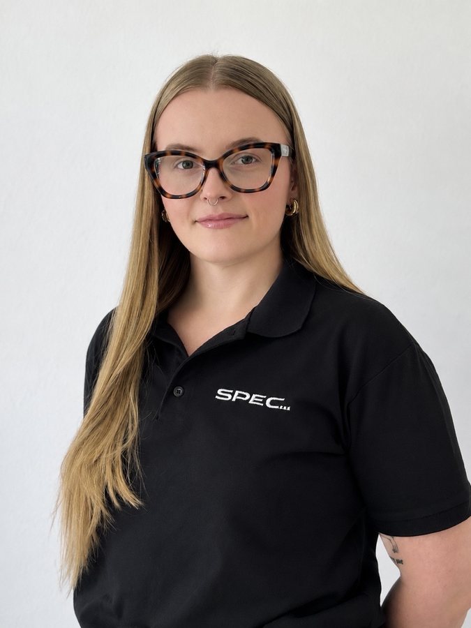 Gabriela, responsable de administraci&oacute;n y atenci&oacute;n al cliente de SPEC